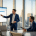 Berater besprechen Datenvernichtung in SAP HCM vor einem SAP-GUI-Screen im modernen Büro