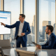 Berater besprechen Datenvernichtung in SAP HCM vor einem SAP-GUI-Screen im modernen Büro