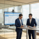 Berater besprechen Löschkonzept für SAP HCM vor SAP-GUI-Bildschirm