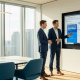 SAP-HCM-Berater besprechen im Glasbüro die DSGVO-konforme Datenlöschung mit SAP ILM