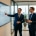 Zwei Berater besprechen einen Löschlauf in SAP HCM vor einem SAP-GUI-Screen im modernen Glasbüro