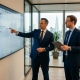 Zwei Berater besprechen einen Löschlauf in SAP HCM vor einem SAP-GUI-Screen im modernen Glasbüro