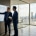 Berater analysieren im Glasbüro das Protokoll eines PA_PIDX-Vernichtungslaufs vor einem SAP-GUI-Screen