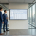 Zwei Berater bewerten im Glasbüro die Löschung alter IDocs in SAP HCM über das ILM-Objekt IDOC und die Transaktion WE11 (KI-generiertes Bild)